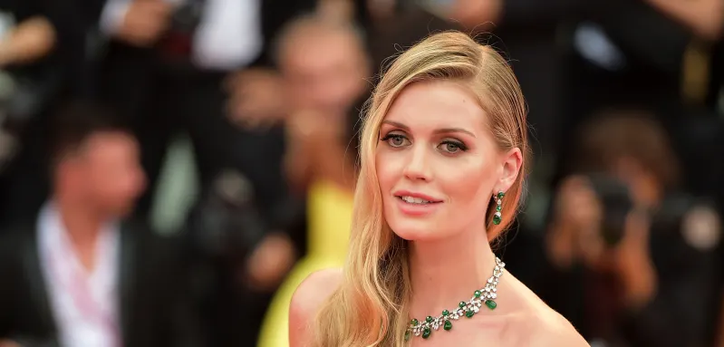 Kitty Spencer: although born in London, she grew up in South Africa under the care of her father after the tragic death of Princess Diana. Her father sought to keep her away from the spotlight and allow her to grow up as a normal child and teenager.