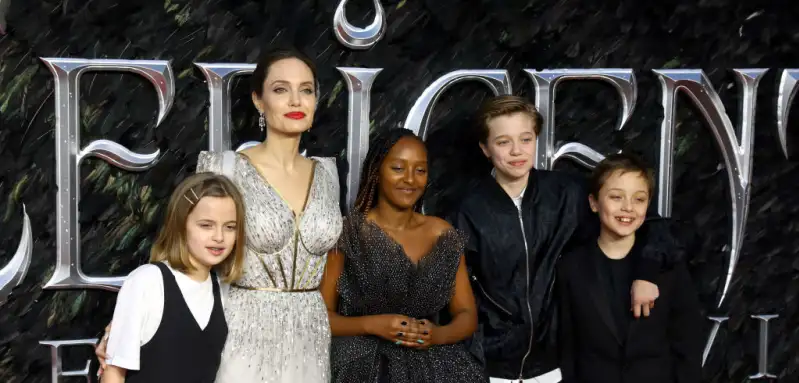 Vivienne Jolie-Pitt, Angelina Jolie, Zahara Jolie-Pitt, Shiloh Jolie-Pitt and Knox Jolie-Pitt