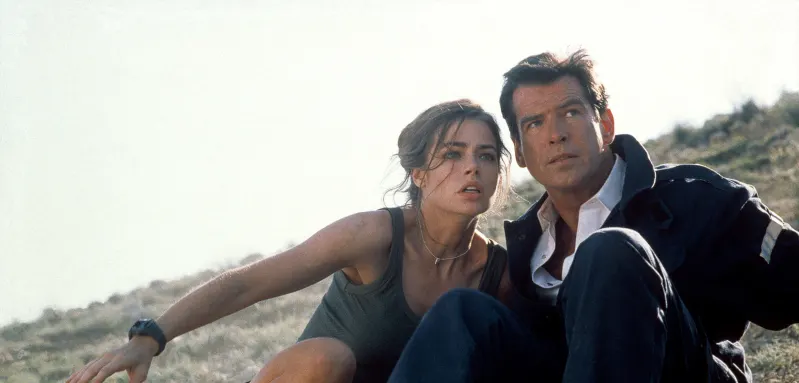 Denise Richards and Pierce Brosnan in 'The World Is Not Enough'