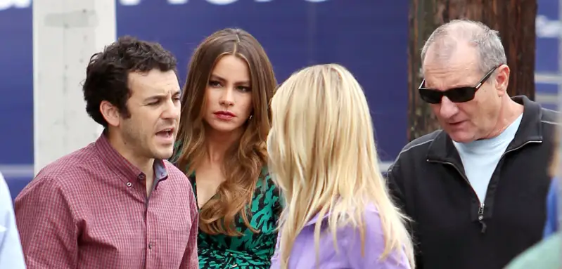 Fred Savage, Sofia Vergara, Ed O'Neill filming