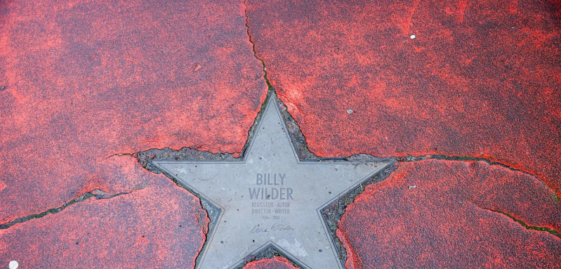 Boulevard der Stars Deutschland, Berlin im Februar 2024: Ein polierter Bronzestern von Regisseur Billy Wilder umgeben vo