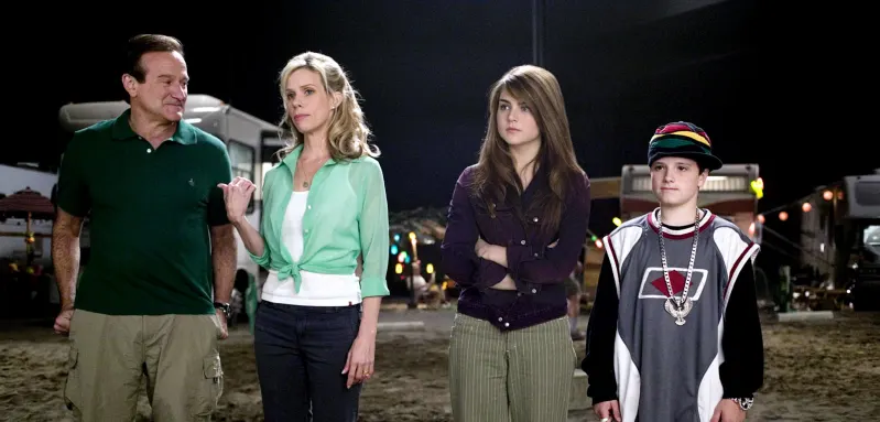 Robin Williams, Cheryl Hines, Joanna JoJo Levesque, and Josh Hutcherson in 'R.V.'
