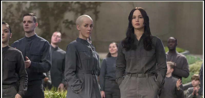 Jena Malone and Jennifer Lawrence in 'The Hunger Games: Mockingjay'