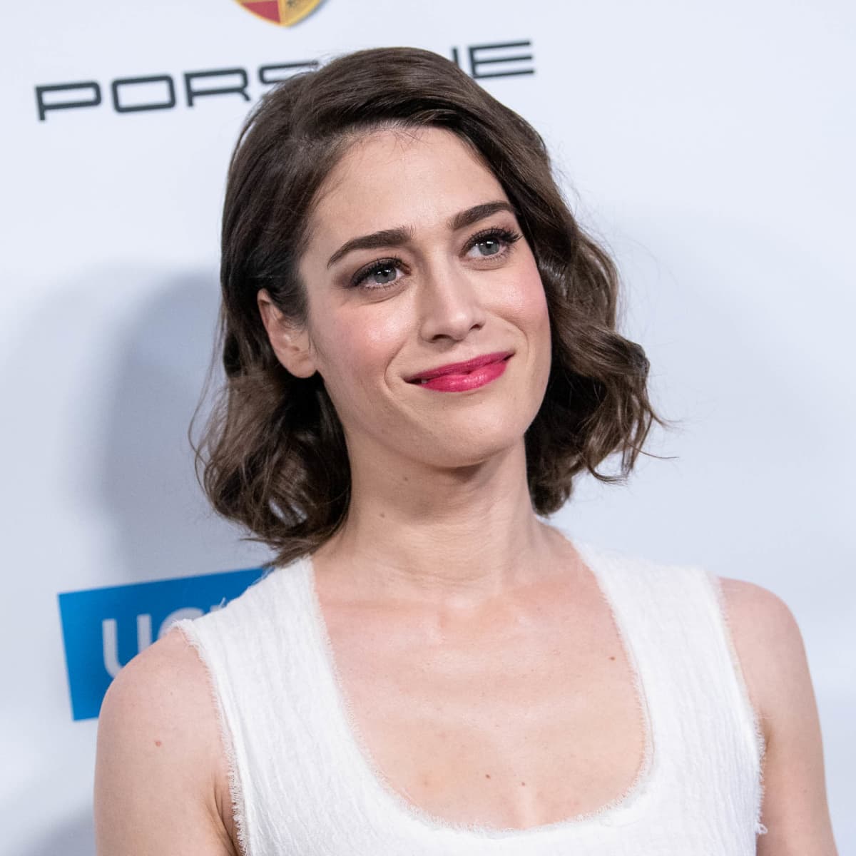 Picture of lizzy caplan