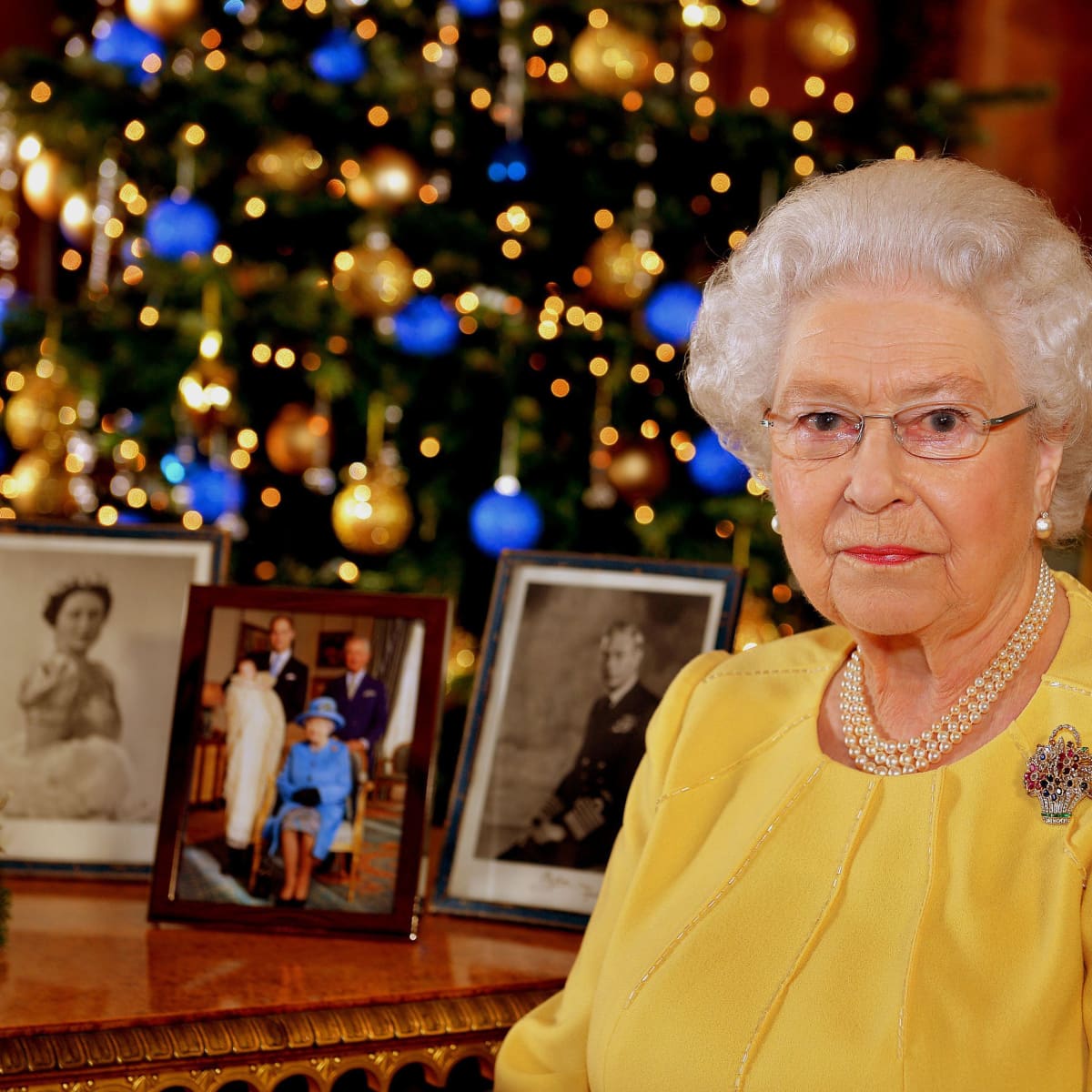La reina Isabel Mascarilla corona aniversario de regalos de su cumpleaños navidad