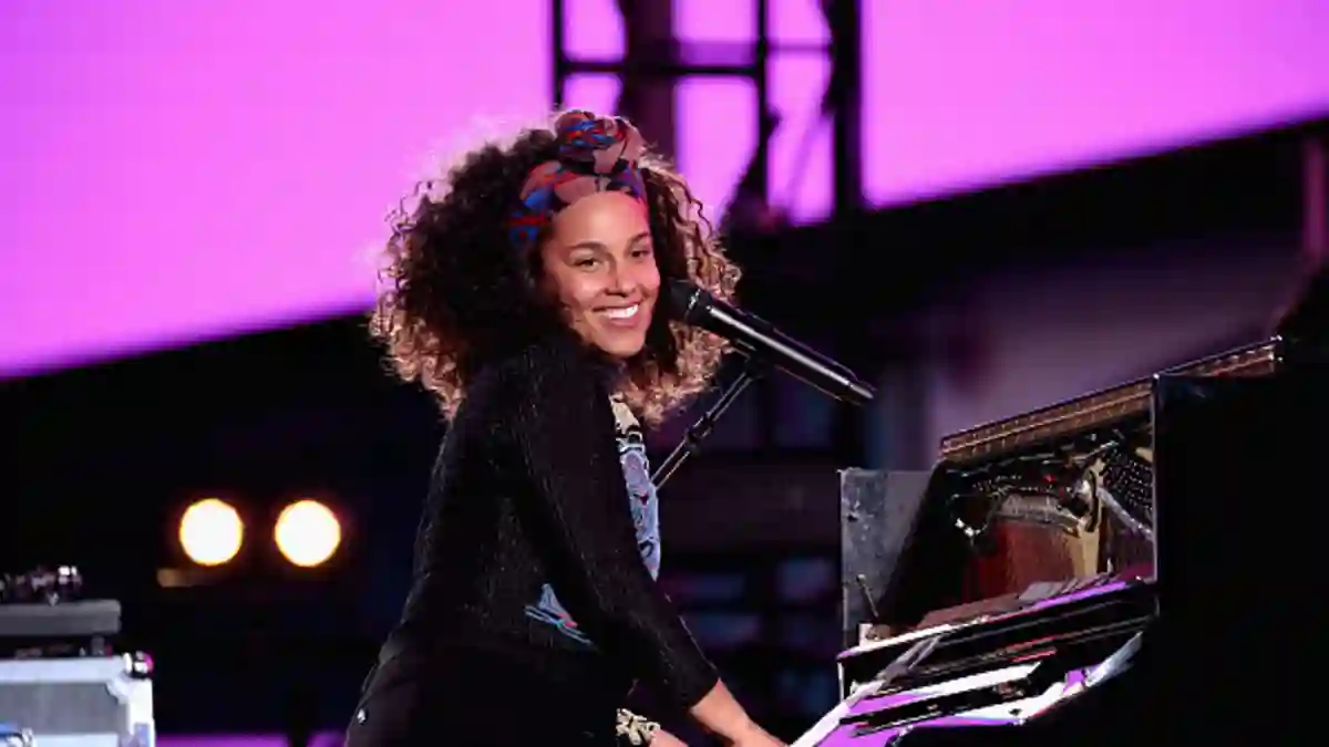 Alicia Keys Celebrates Upcoming New Album "HERE" With Special Show in Times Square