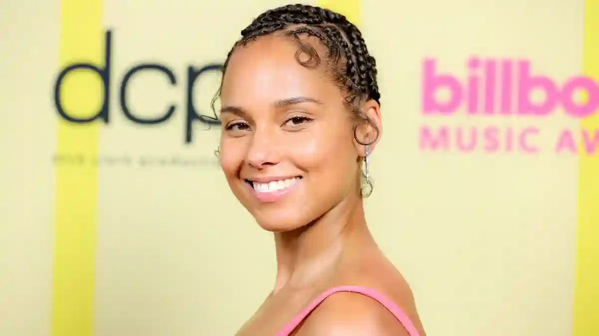 Alicia Keys poses backstage for the 2021 Billboard Music Awards.