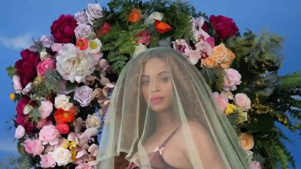 Beyonce announces her pregnancy on Instagram.