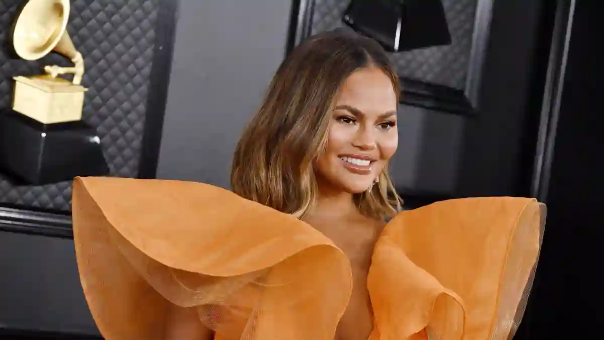 Chrissy Teigen Deletes Twitter After Final Message Explaining Why see last tweets message 2021 screenshots