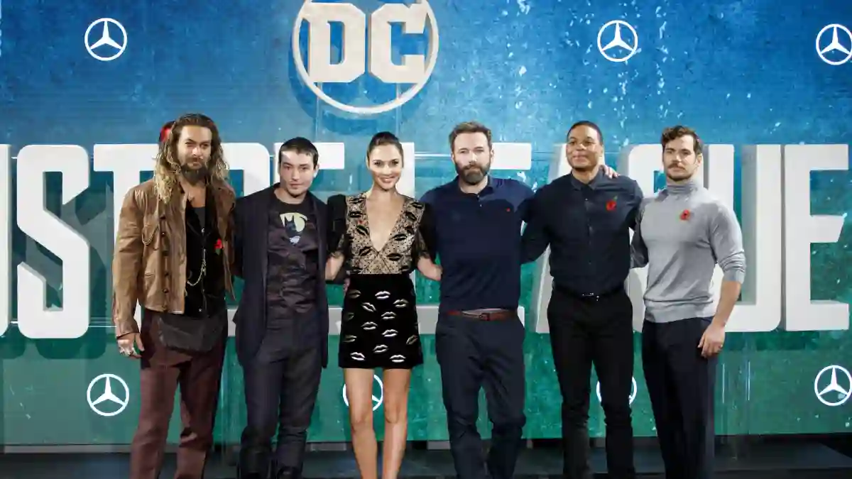 Jason Momoa, Ezra Miller,Gal Gadot, Ben Affleck, Ray Fisher, Henry Cavill