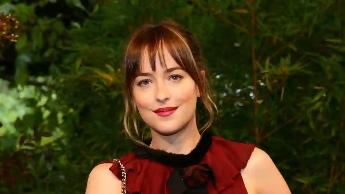 Dakota Johnson wows in red dress