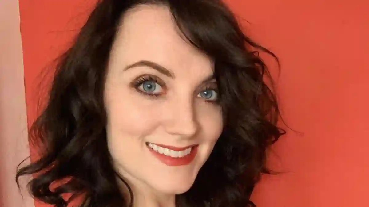 Evanna Lynch surprises with black hair