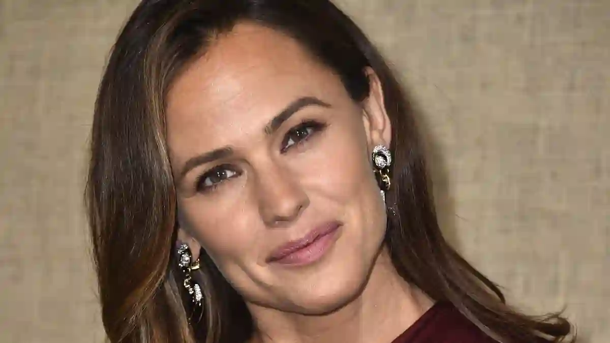 Jennifer Garner attends the Los Angeles Premiere Of HBO Series "Camping"