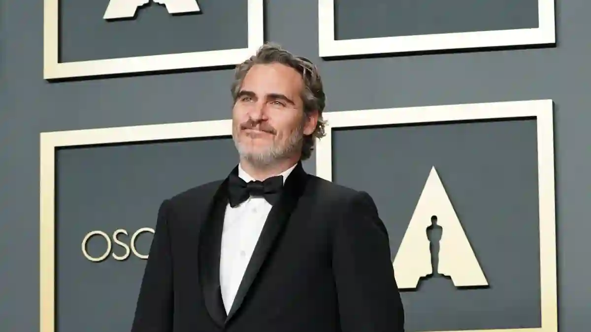 Joaquin Phoenix poses in the press room at the 2020 Oscars with the Best Actor trophy for ﻿Joker﻿.