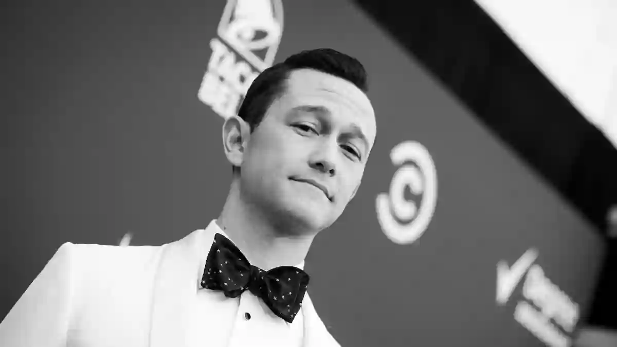 Joseph Gordon-Levitt Says He Dances Everyday With His Two Sons While They Isolate!