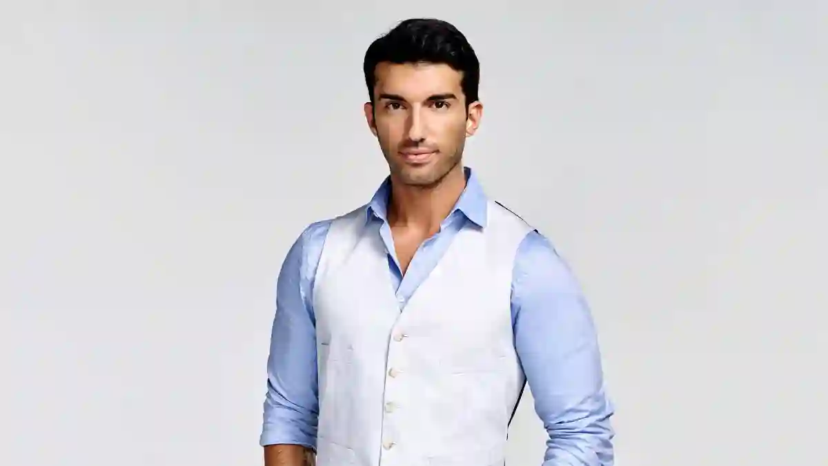 Justin Baldoni in a promotional scene for the series 'Jane the Virgin'