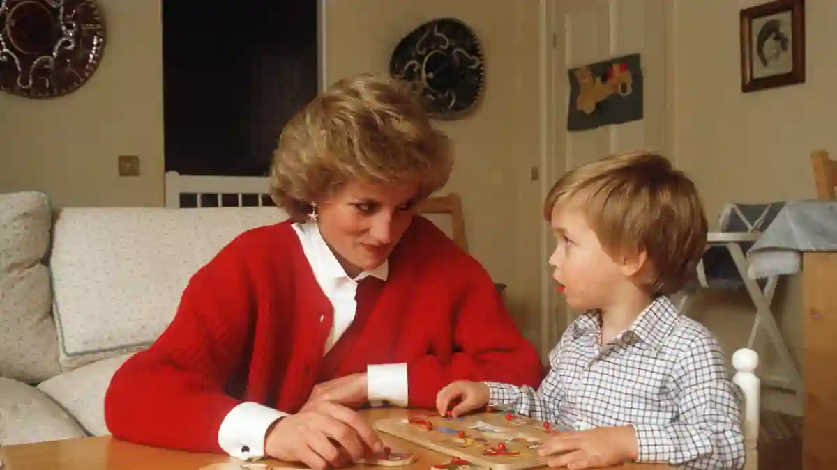 La princesa Diana y el príncipe William haciendo un rompecabezas