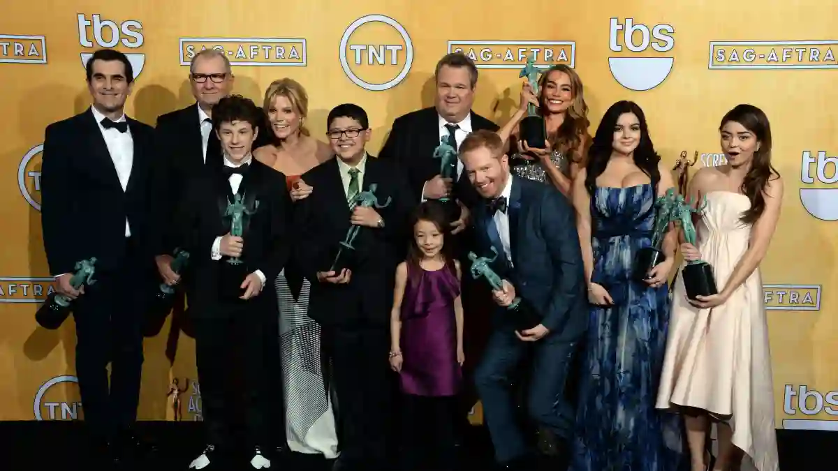 'Modern Family': The TV Show's Stars Sofia Vergara Celebrate Last Day Of Filming