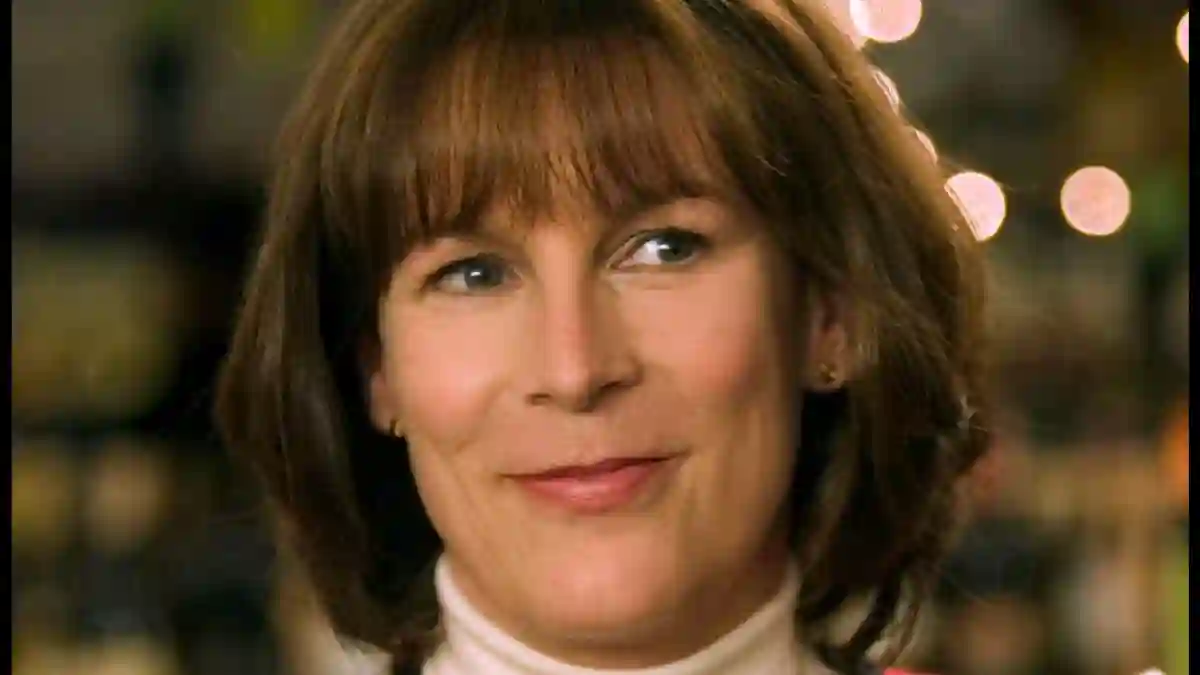 Jamie Lee Curtis as "Nora Krank" in the film, 'Christmas with the Kranks'