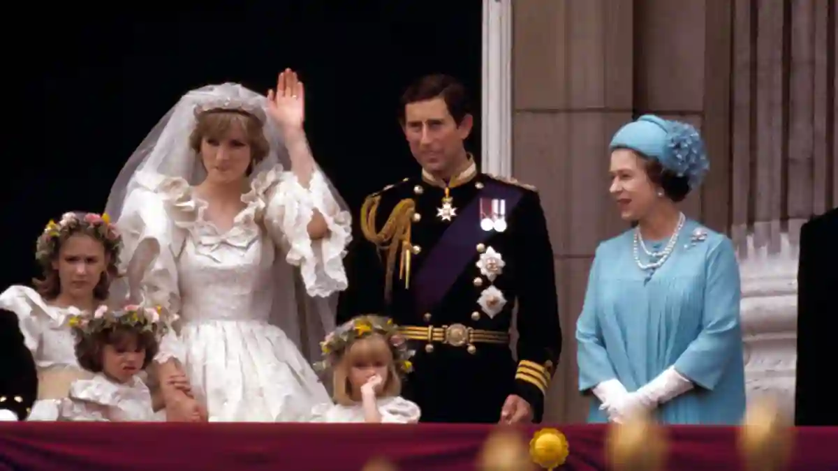 Princess Diana's dress tiara 1981 Royal Wedding Prince Charles the Crown Emma Corrin
