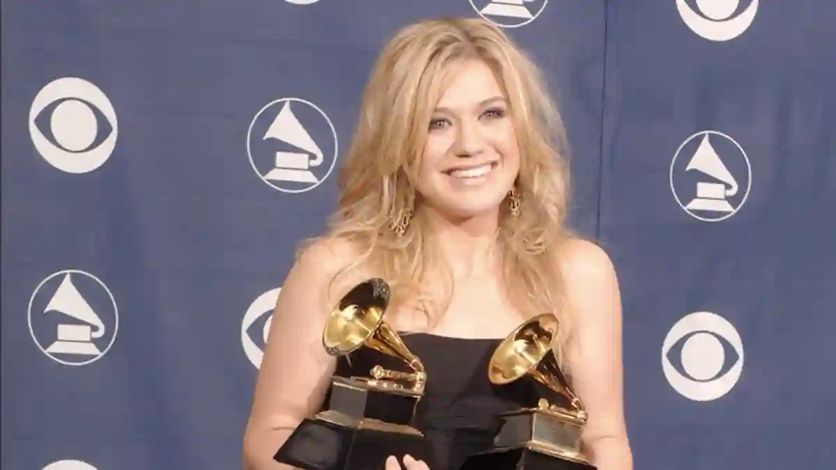 Kelly Clarkson at the 2006 Grammys