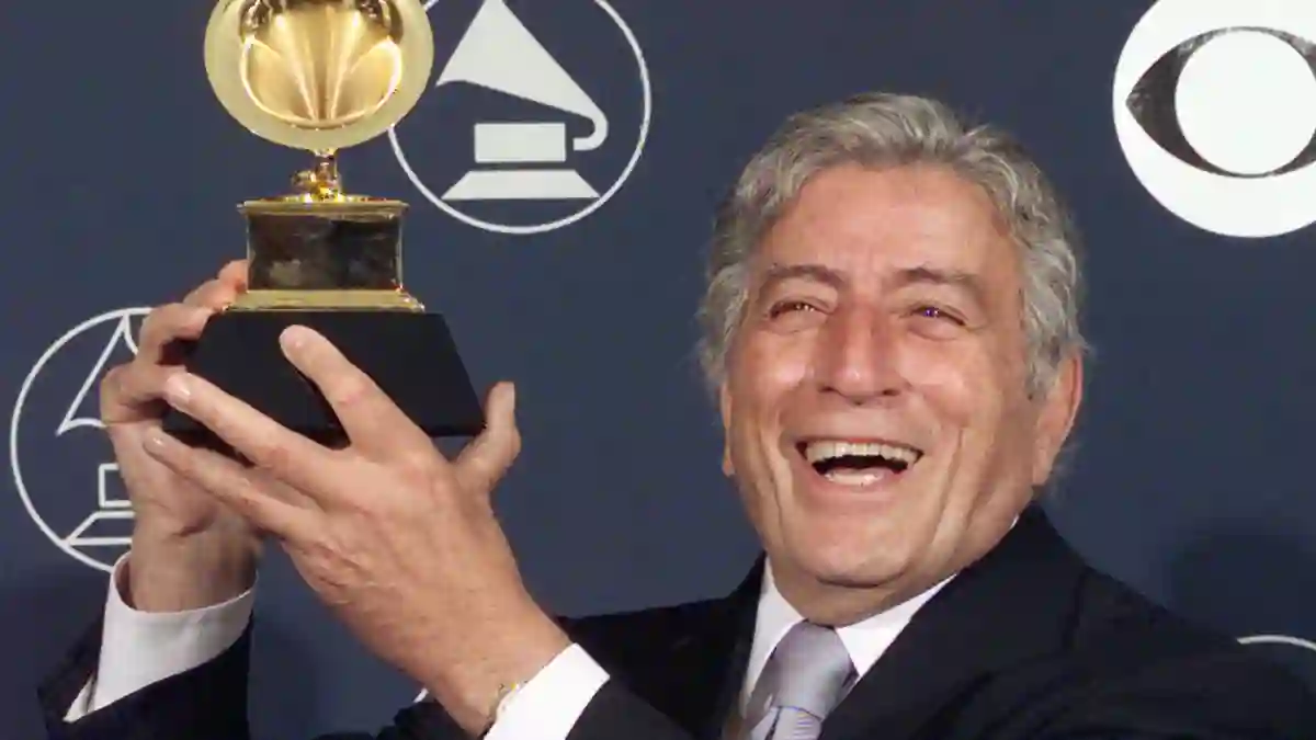 Tony Bennett holds his Grammy Award