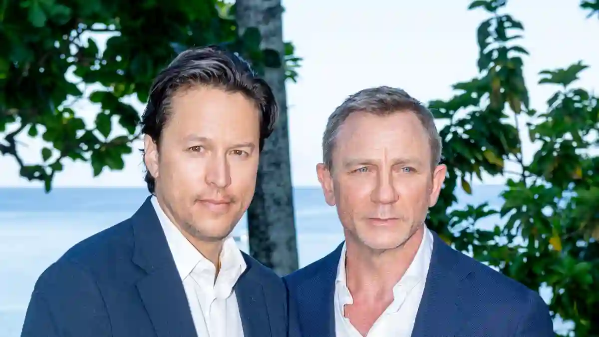 Shatterhand director Cary Joji Fukunaga with his protagonist Daniel Craig at the launch event for Bond 25 in Jamaica.
