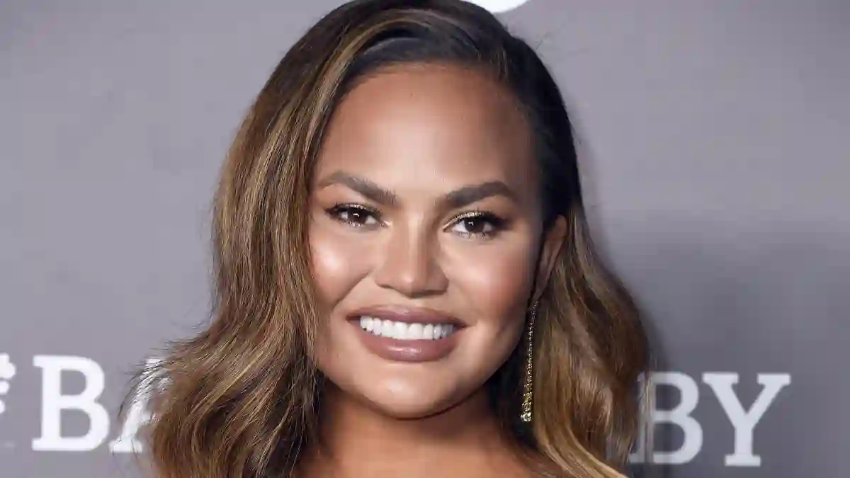 Chrissy Teigen Surprises the 'Cheer' Cast While In A Bubble Bath - Watch It Here!