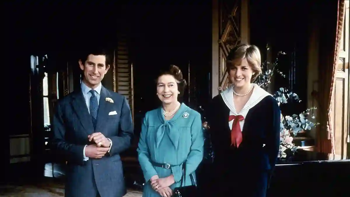 El príncipe Carlos, reina Isabel y la princesa Diana