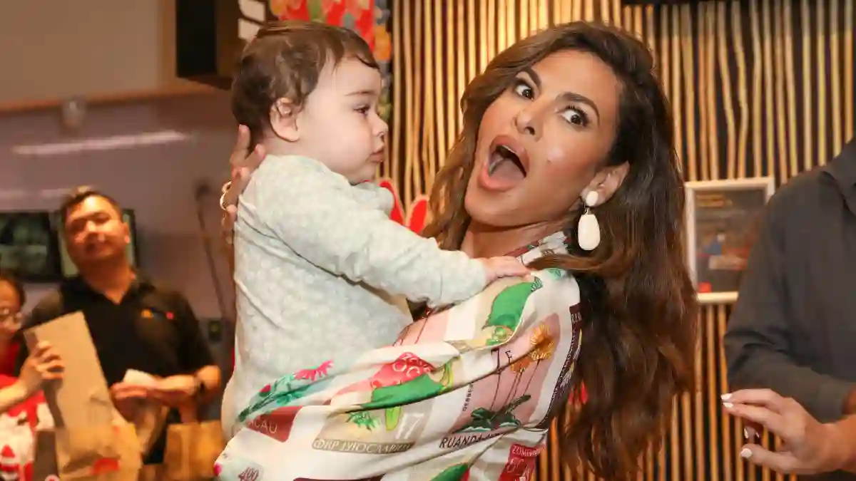 November 19, 2022: EVA MENDES holds a baby at McDonald s Haberfield for McHappy Day on November 19, 2022 in Sydney, NSW