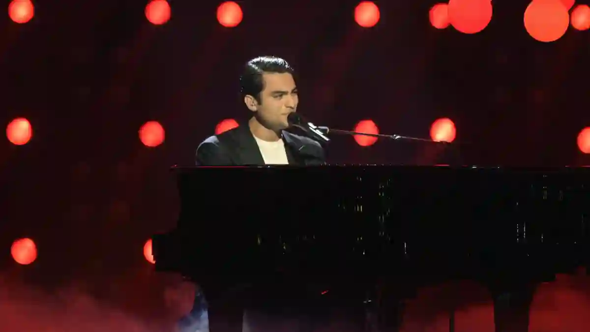 Matteo Bocelli in der TV Show Schlagerbooom 2023 - Alles funkelt! Alles glitzert! in der Dortmunder Westfalenhalle. Dort