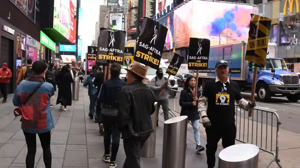 SAG-AFTRA Strike in front of the Paramount offices in New York City. Featuring: SAG-AFTRA Strike in front Of the Paramou