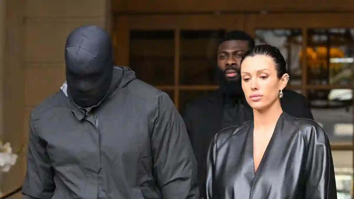 Kanye West (Ye) et sa femme Bianca Censori Ã la sortie de l hÃ tel Ritz lors de la semaine de la mode femme automne/hive