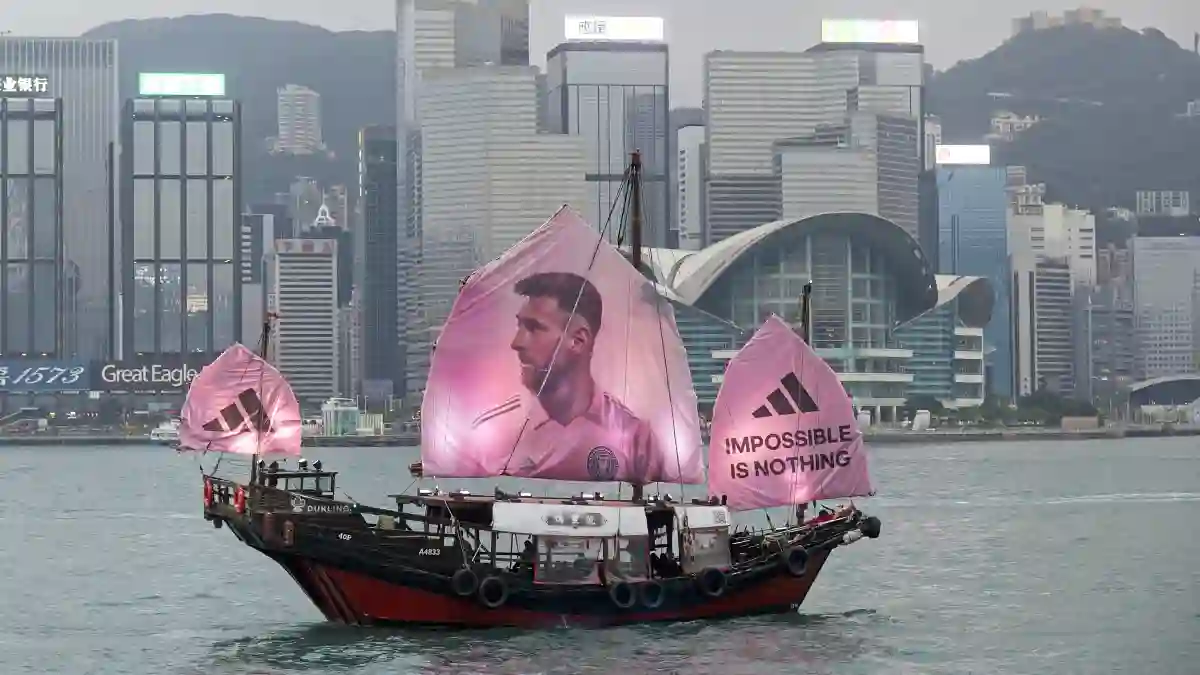 Sport Themen der Woche KW05 HONG KONG, CHINA - FEBRUARY 03: A sailing ship bearing a portrait of Inter Miami CF s Argent