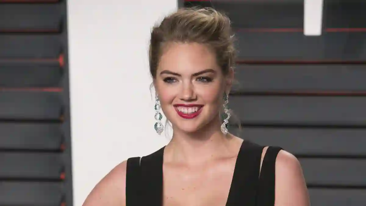 Kate Upton poses as she arrives to the 2016 Vanity Fair Oscar Party in Beverly Hills, California on February 28, 2016