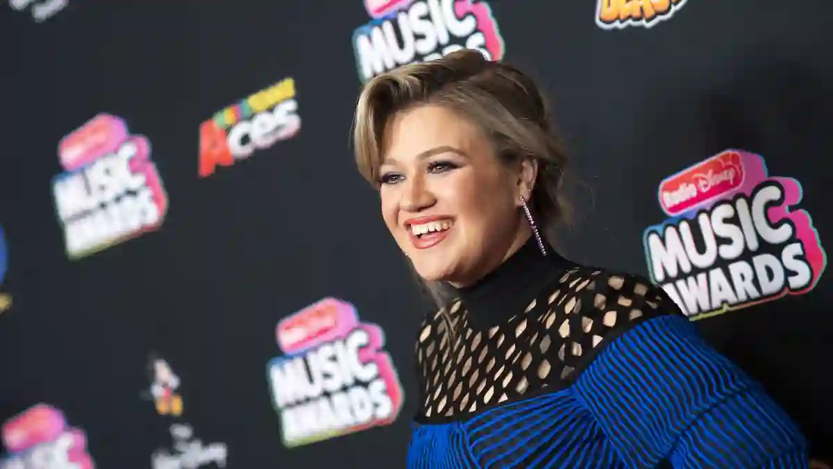 Kelly Clarkson Puts Her Own Spin On Drake's "Hold On, We're Going Home"