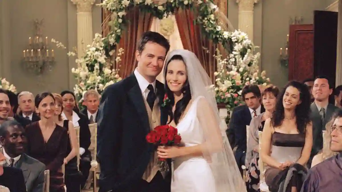 Matthew Perry y Courteney Cox en una imagen promocional de la serie 'Friends'