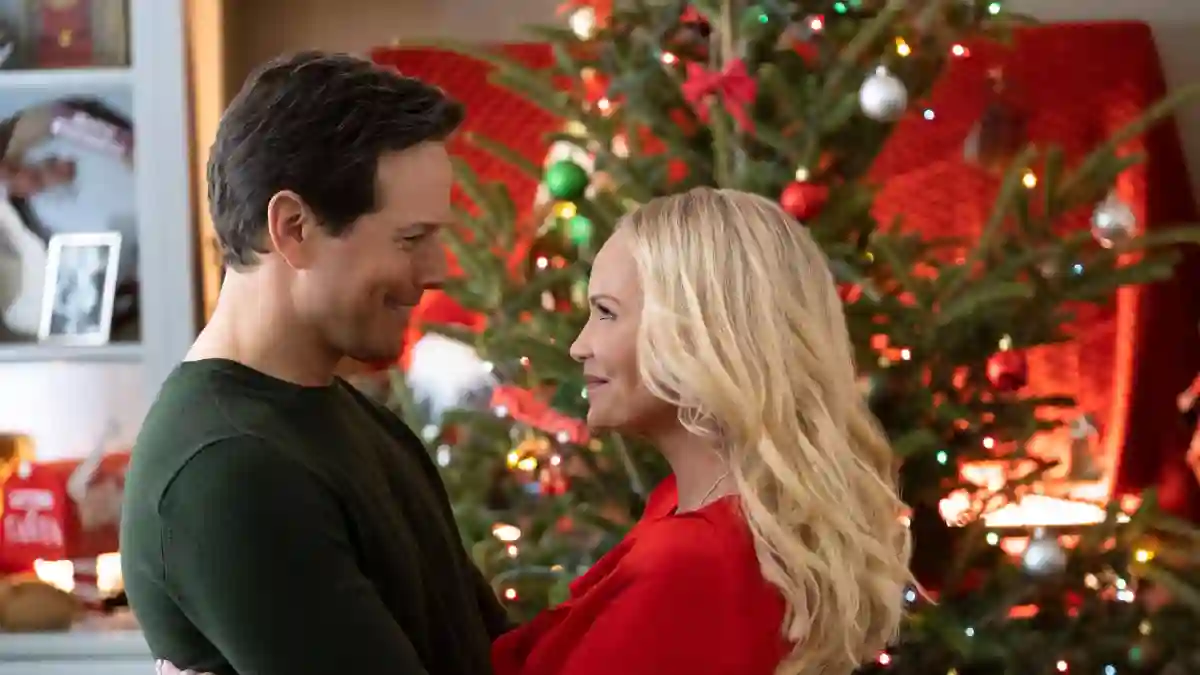 Scott Wolf y Kristin Chenoweth en una escena de la película 'A Christmas Love Story'
