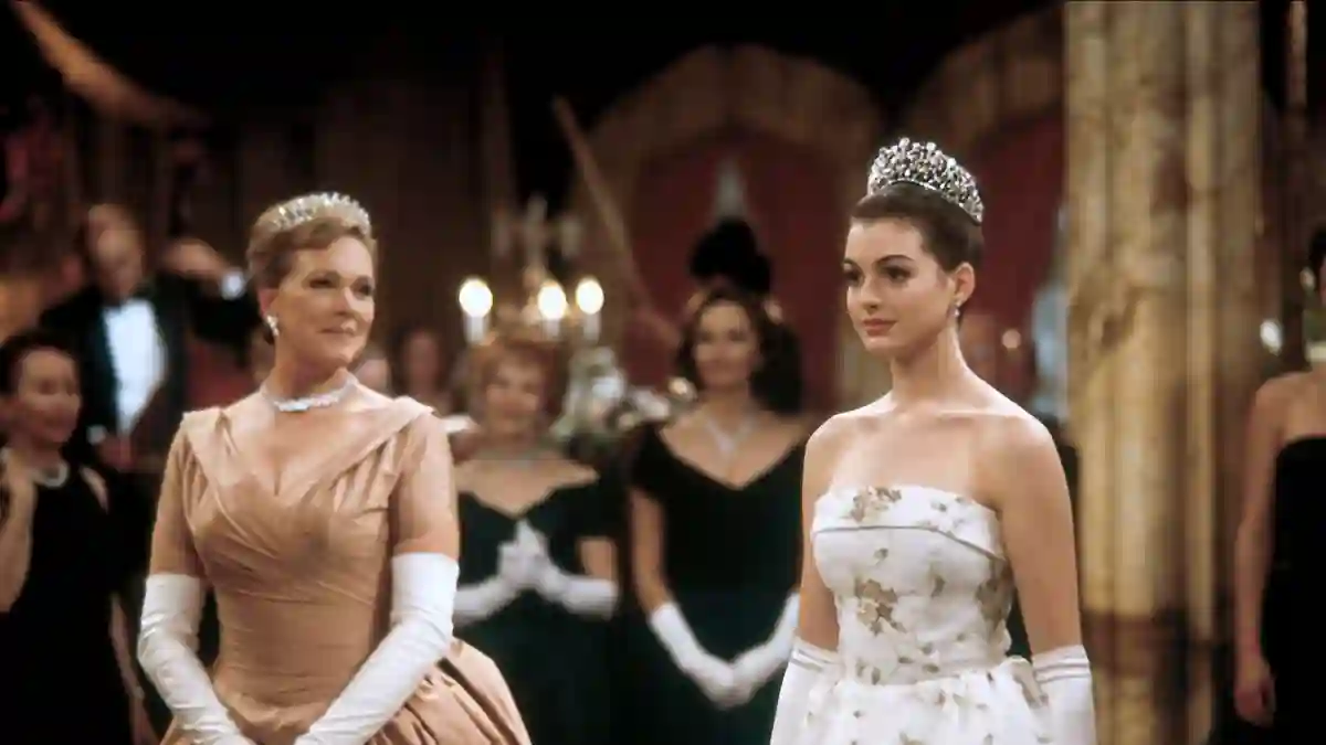 Julie Andrews & Anne Hathaway in 'The Princess Diaries' (2001).