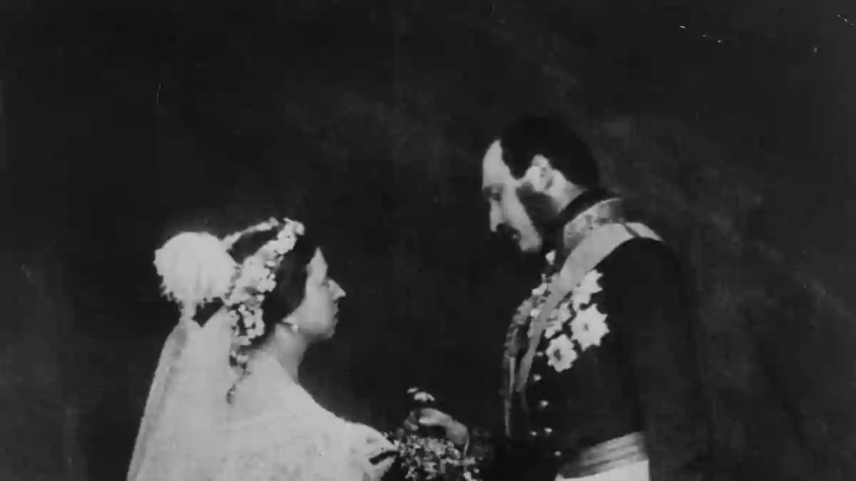 La Reina Victoria y el Príncipe Alberto recreando los retratos de su boda en 1854