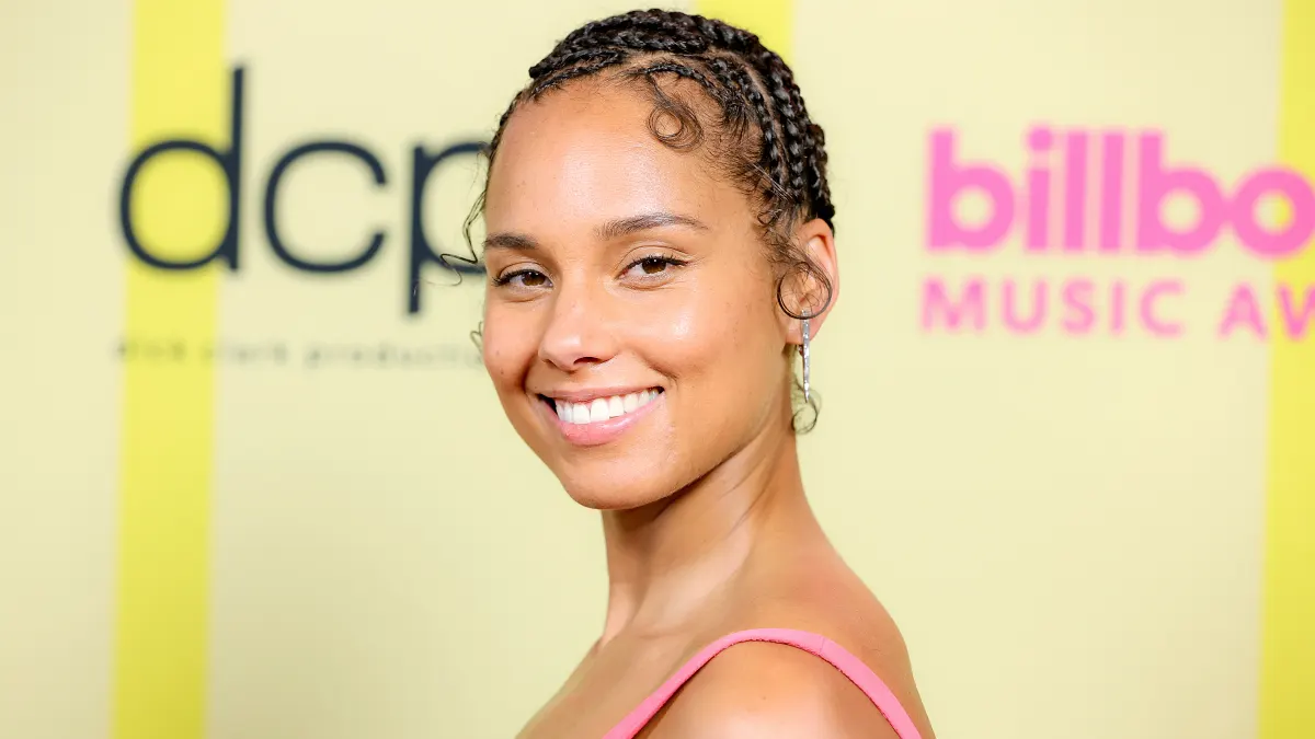 Alicia Keys poses backstage for the 2021 Billboard Music Awards.