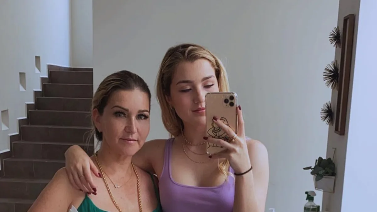 Alicia Villarreal y Melenie Carmona