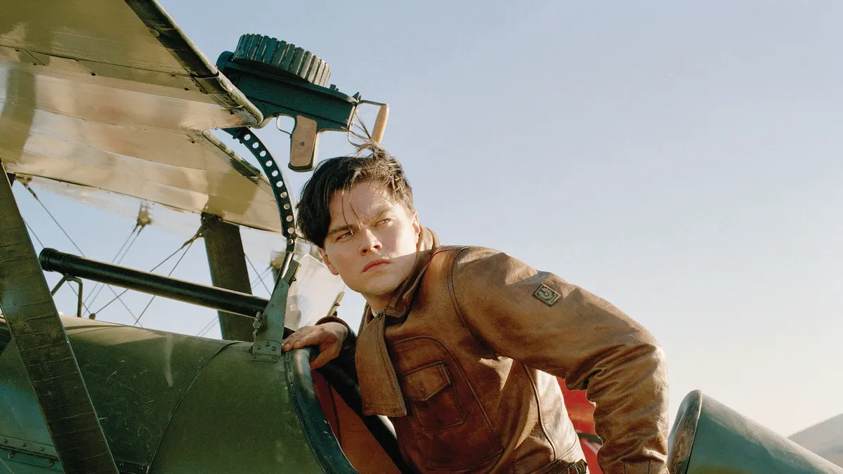 THE AVIATOR LEONARDO DICAPRIO as Howard Hughes Date: 2004