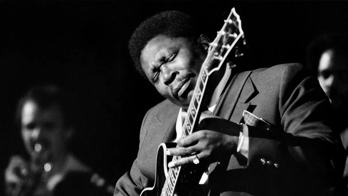 STOCKHOLM 1980-04-11 Den amerikanske bluesmusikern BB King spelar pa sin gitarr när han uppträder pa Konserthuset i Stoc