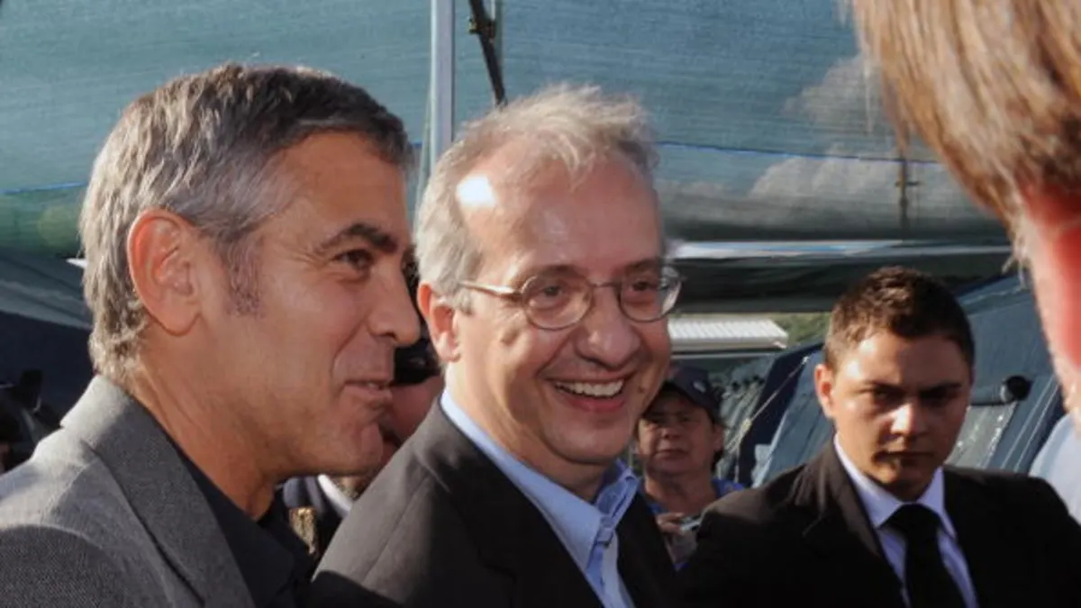 El actor estadounidense George Clooney (izq.) y Permanen