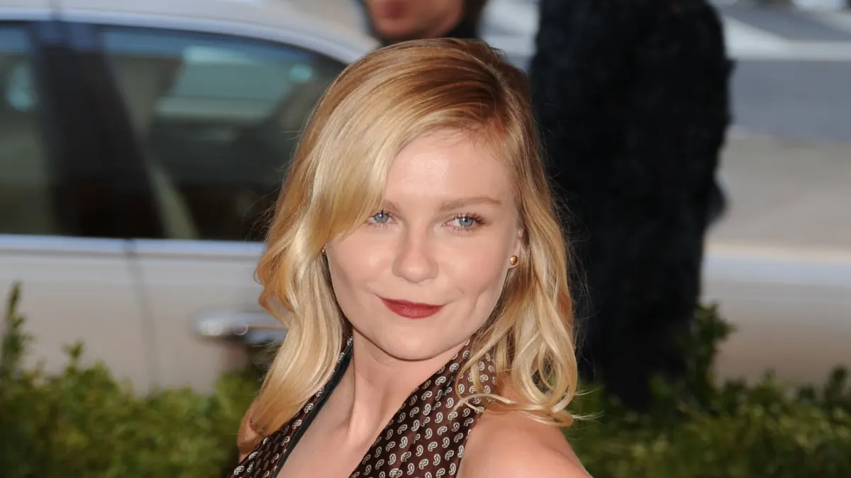 Kirsten Dunst in sideboob look