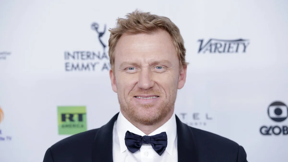 Kevin McKidd arrives on the red carpet at the 45th International Emmy Awards at the New York Hilton