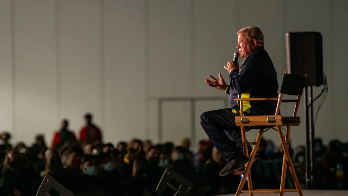 A  William  Shatner  speaks  to  audience  at  the  2022  Vancouver  Fan  Expo Model Released Proper