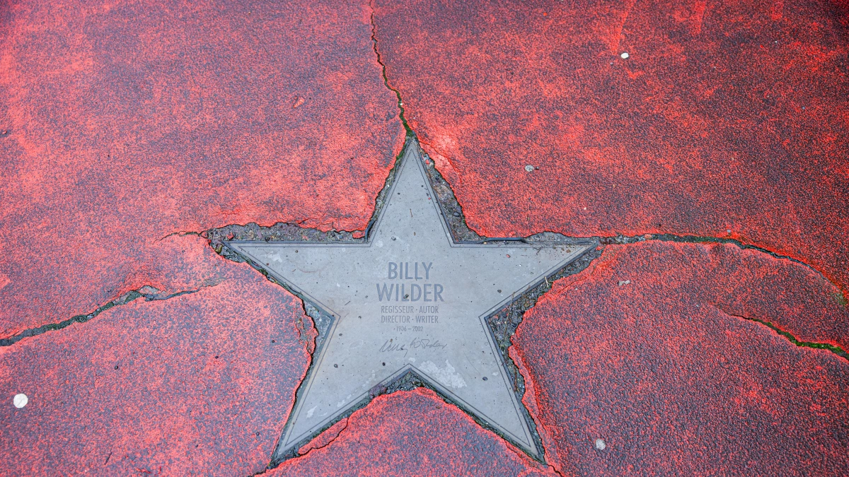 Boulevard der Stars Deutschland, Berlin im Februar 2024: Ein polierter Bronzestern von Regisseur Billy Wilder umgeben vo