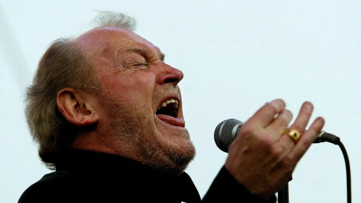 Syndication: The Tennessean English rocker Joe Cocker belts out one of his hits during the final day of the three-day Ri